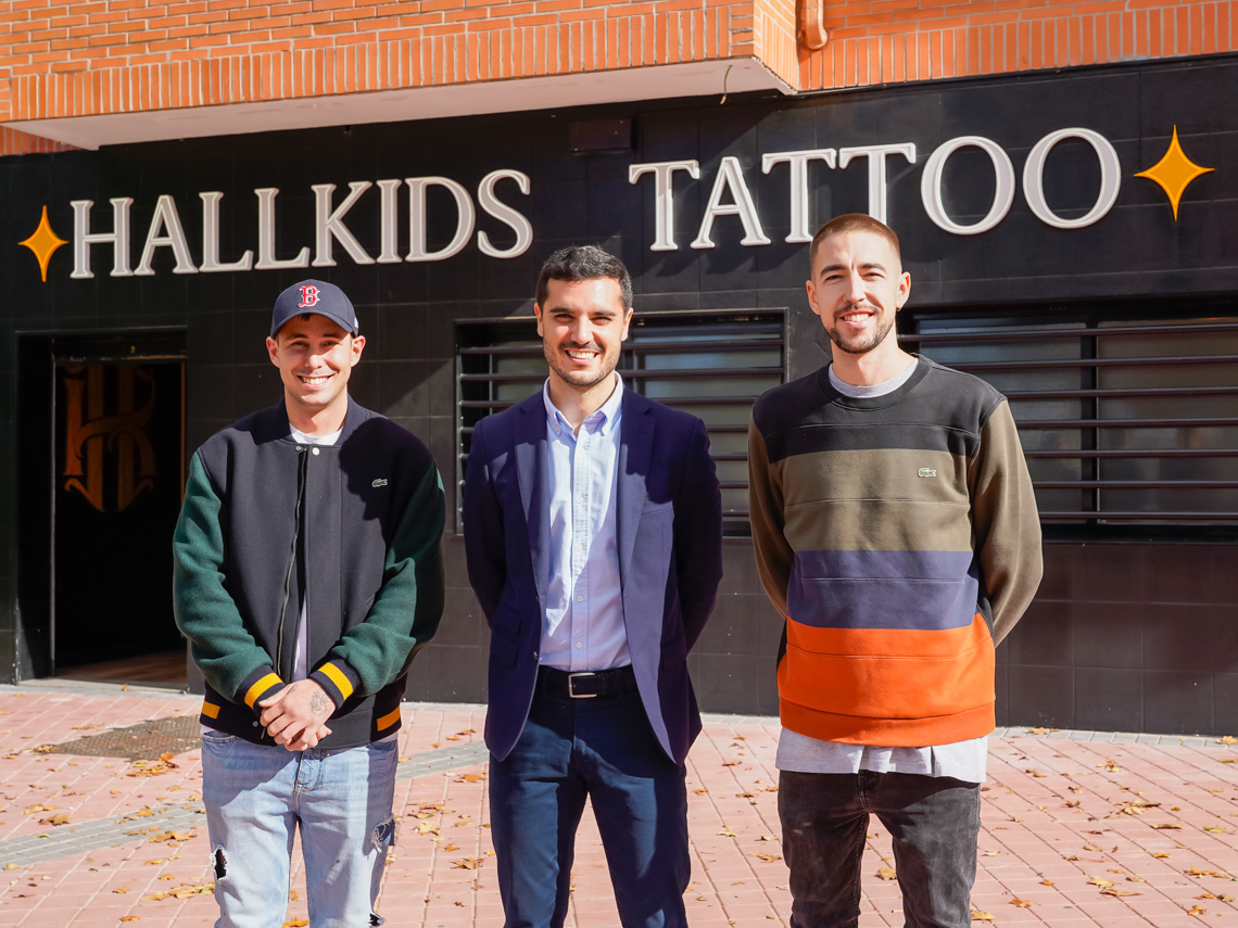 El alcalde, Alejandro Navarro Prieto, visitando Hall Kids Tattoo Club, junto a sus propietarios, Alberto Pina Y Raúl Alberca