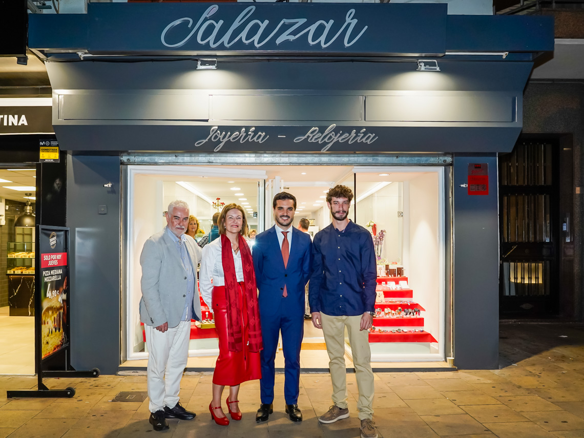 El alcalde, Alejandro Navarro Prieto, visitando la Joyería Salazar, junto a su antiguo propietario, José Juan Salazar, la actual gerente, Juana María Salazar, y el trabajador, Valentín Naranjo Salazar  