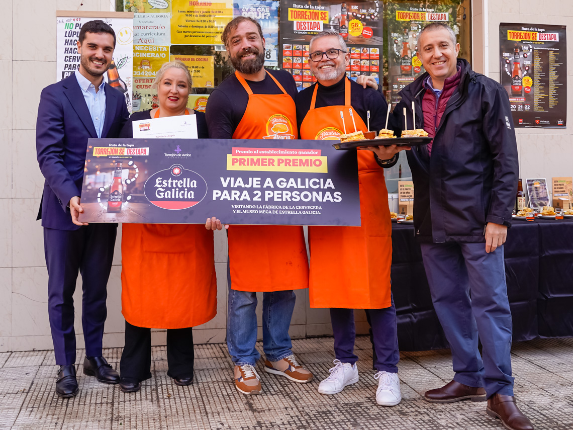 El alcalde, Alejandro Navarro, entregó el premio a la tapa “Tortilla de oreja Alegría”, de Tortillería Alegría, ganadores de la XV Edición de la Ruta de la Tapa “Torrejón se desTapa”