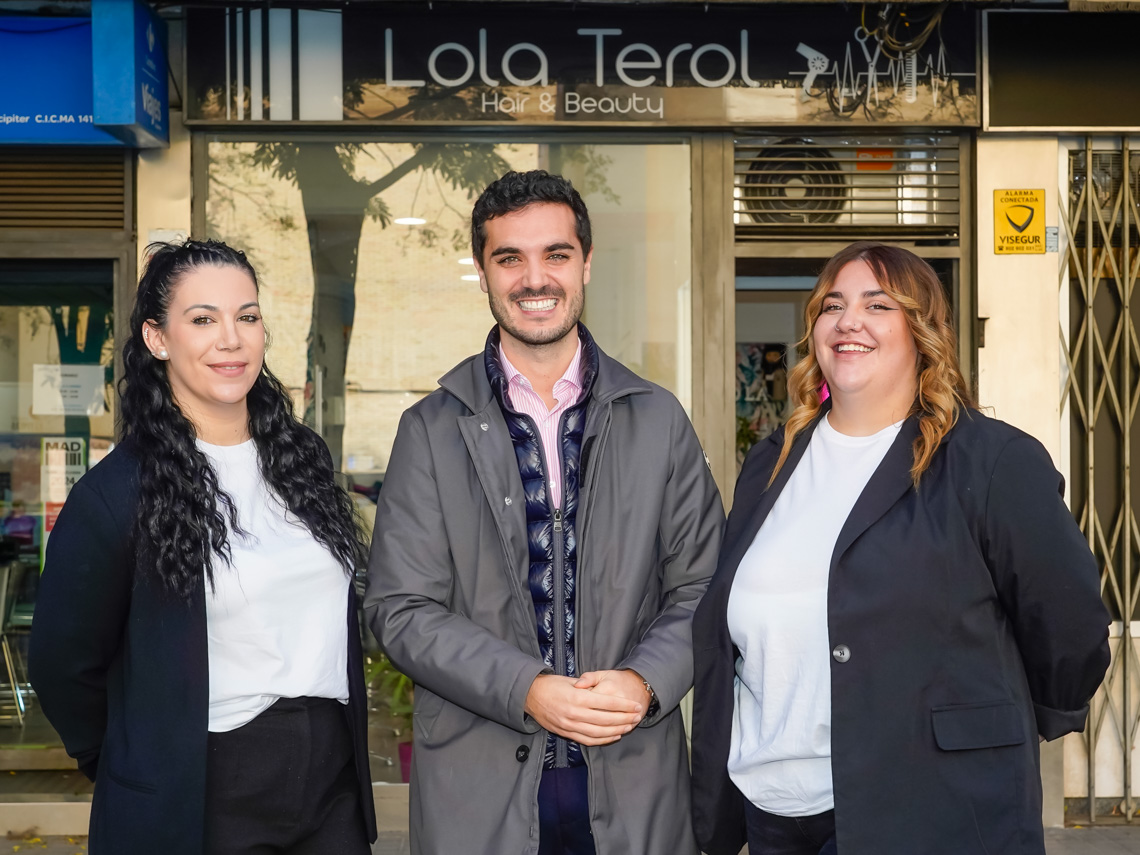El alcalde, Alejandro Navarro Prieto, visitando, la peluquería Lola Terol, junto a su gerente, Lola Terol y Alba Rodriguez, una de sus trabajadoras  