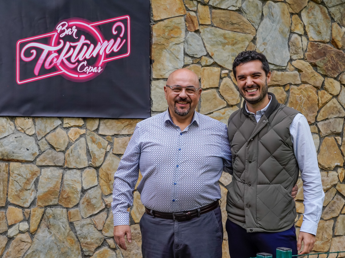 El alcalde, Alejandro Navarro Prieto, visitando, Toktumi, junto a su gerente, Jose Luis Jimenez 