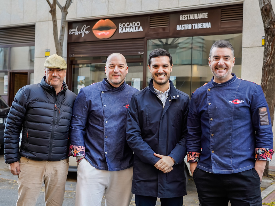 El alcalde, Alejandro Navarro Prieto, visitando Bocado Kanalla, junto a sus propietarios, Ángel Por-ta y Conrado Vicente, y su gerente, Juan Torres