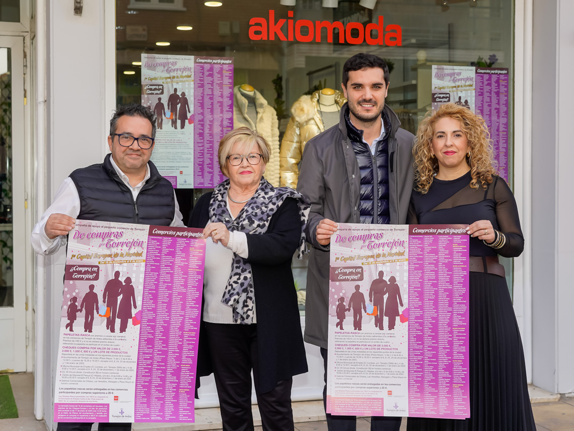 El alcalde, Alejandro Navarro Prieto presentó ayer “De compras por Torrejón en las Mágicas Navidades”, en Akio Moda, junto a sus propietarios, los hermanos Cristina y David Mena y su madre 