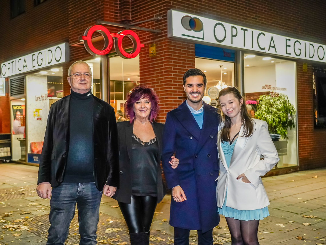 El alcalde, Alejandro Navarro Prieto, visitando Óptica Egido, junto a su gerente, Lola Egido