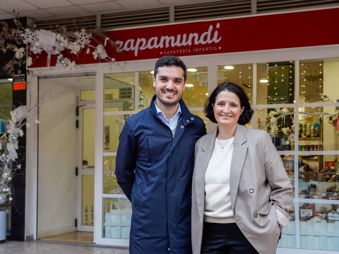 El alcalde, Alejandro Navarro Prieto, visitando Zapamundi, junto a su gerente, Libia López