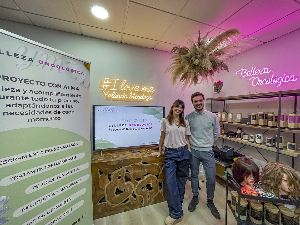 El alcalde, Alejandro Navarro, junto a Yolanda Mendoza