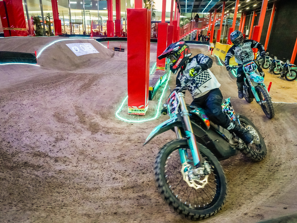 Torrejón de Ardoz cuenta en Oasiz Madrid con Motocrossity, el primer circuito de motocross indoor del mundo