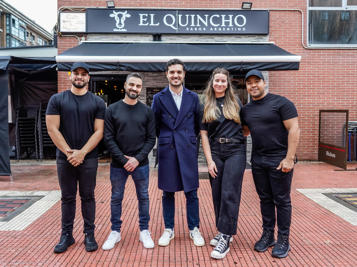 El alcalde, Alejandro Navarro, visitando El Quincho, junto a su gerente, Marcos Ramón Vizcaya y algunos de sus trabajadores