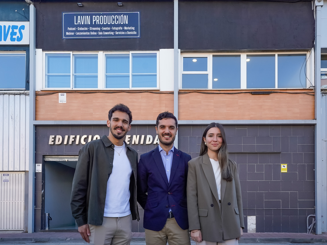 El alcalde, Alejandro Navarro, visitando el estudio junto al CEO y fundador, Alberto Lavín y la socia y responsable de marketing, Maika Quesada