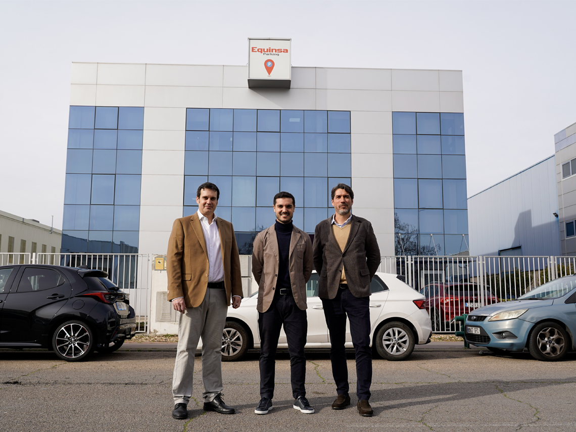 El alcalde, Alejandro Navarro, acompañado por el CEO de Equinsa Parking, Héctor Campillos y el director de Estrategia, Carlos Díez