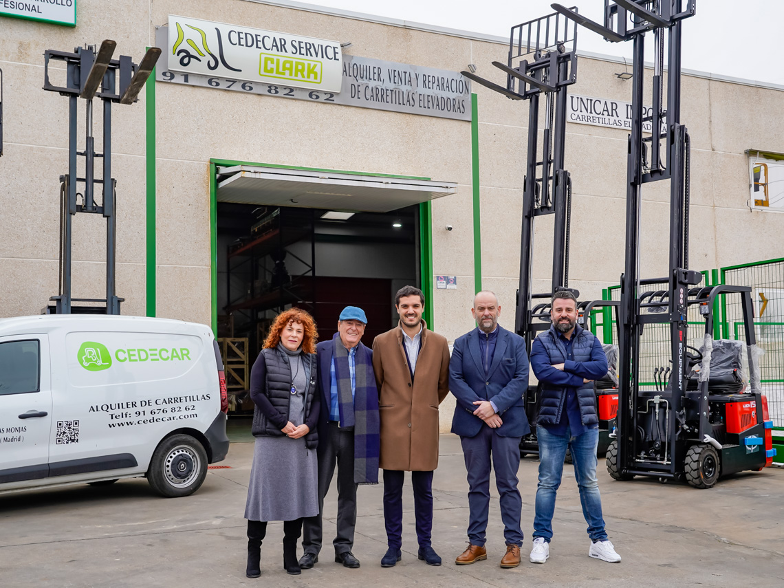 El alcalde, Alejandro Navarro, con los responsables de CEDECAR, José Luis Torres Fernández, Jose Luis Torres Jiménez, Macarena Torres Jiménez, Juan Carlos Torres Jiménez