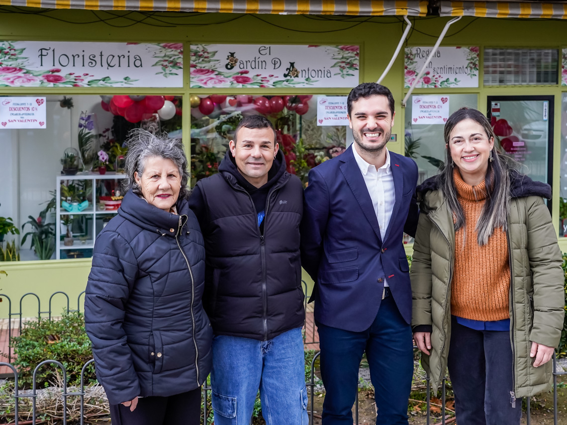El alcalde, Alejandro Navarro, visitando el Jardín D Antonia, junto a sus propietarios, Paola Camila Giraldo y Norberto Mena