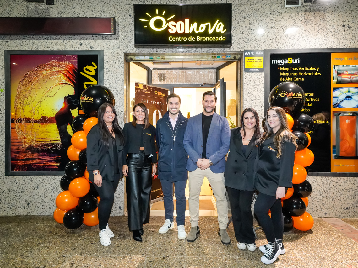 El alcalde, Alejandro Navarro, visitando Solnova junto a sus gerentes, Javier Ramírez y Marina Riquelme y sus trabajadoras