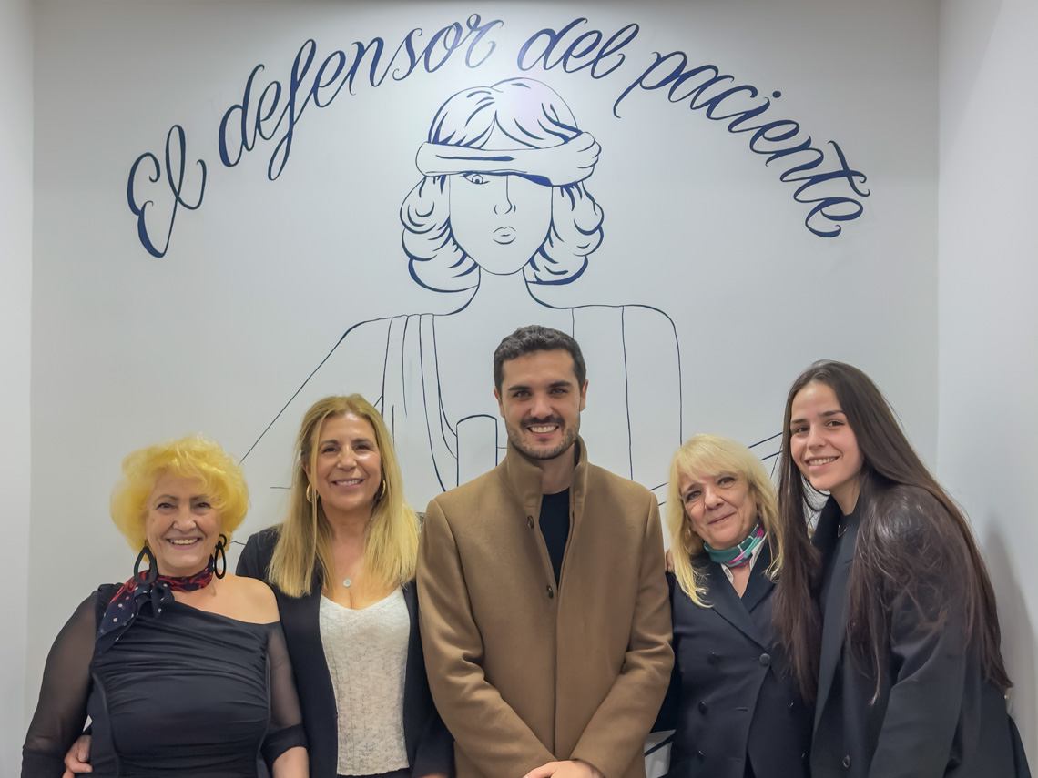 El alcalde, Alejandro Navarro, visitando, Gardom & Asociados, junto a la titular, Julia García y sus colaboradoras, Belén Rodríguez y Rocío Gómez, además de la presidenta de la Asociacion del Defensor del Paciente, Carmen Flores 