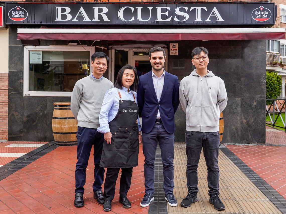 El alcalde, Alejandro Navarro, visitando el Bar Cuesta, junto a su gerente, Yifen Yiang, y dos de sus trabajadores