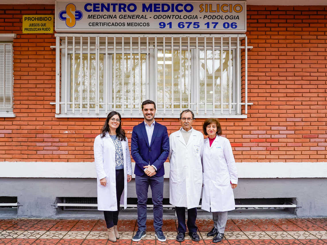 El alcalde, Alejandro Navarro, visitando, el Centro Médico Silicio, junto a su gerente, Cándida García, y dos de sus médicos