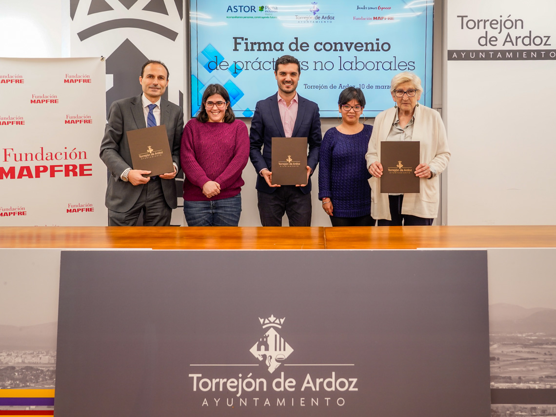 El alcalde, Alejandro Navarro Prieto; la presidenta de ASTOR, María del Carmen Villena, y el director general de zona de Mapfre y representante de Fundación Mapfre, Jesús Sanz, con dos de las personas que realizarán las prácticas