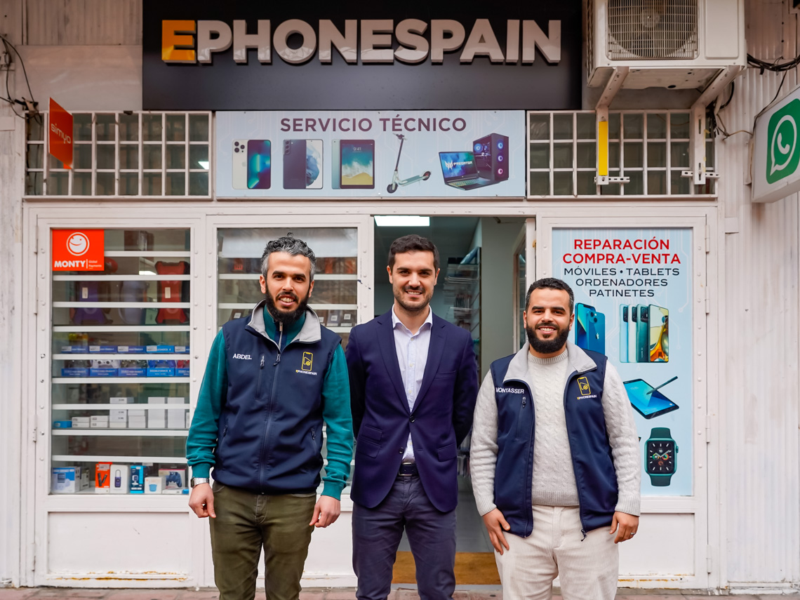 El alcalde, Alejandro Navarro, visitando EPHONESPAIN, junto a su gerente, Abdel Monim El Kourtbi y uno de sus empleados
