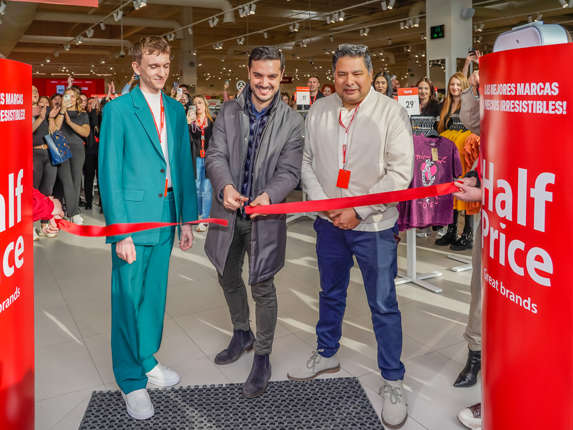 El alcalde, Alejandro Navarro, acompañado por los directivos de la compañía y del centro comercial, cortando la cinta de inauguración de HalfPrice 