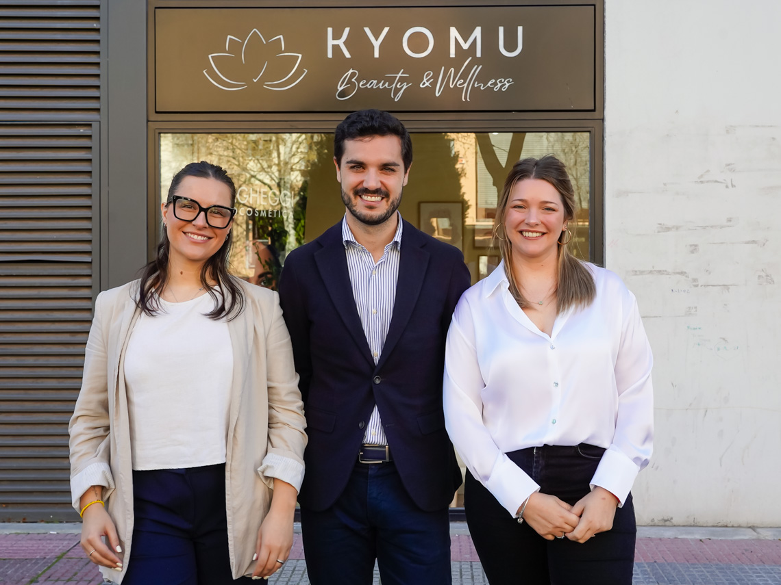 El alcalde, Alejandro Navarro, visitando Kyomu Beauty & Wellness, junto a sus gerentes, Pamela Gisel Ribatto y Macarena Belen Ulik Bottari