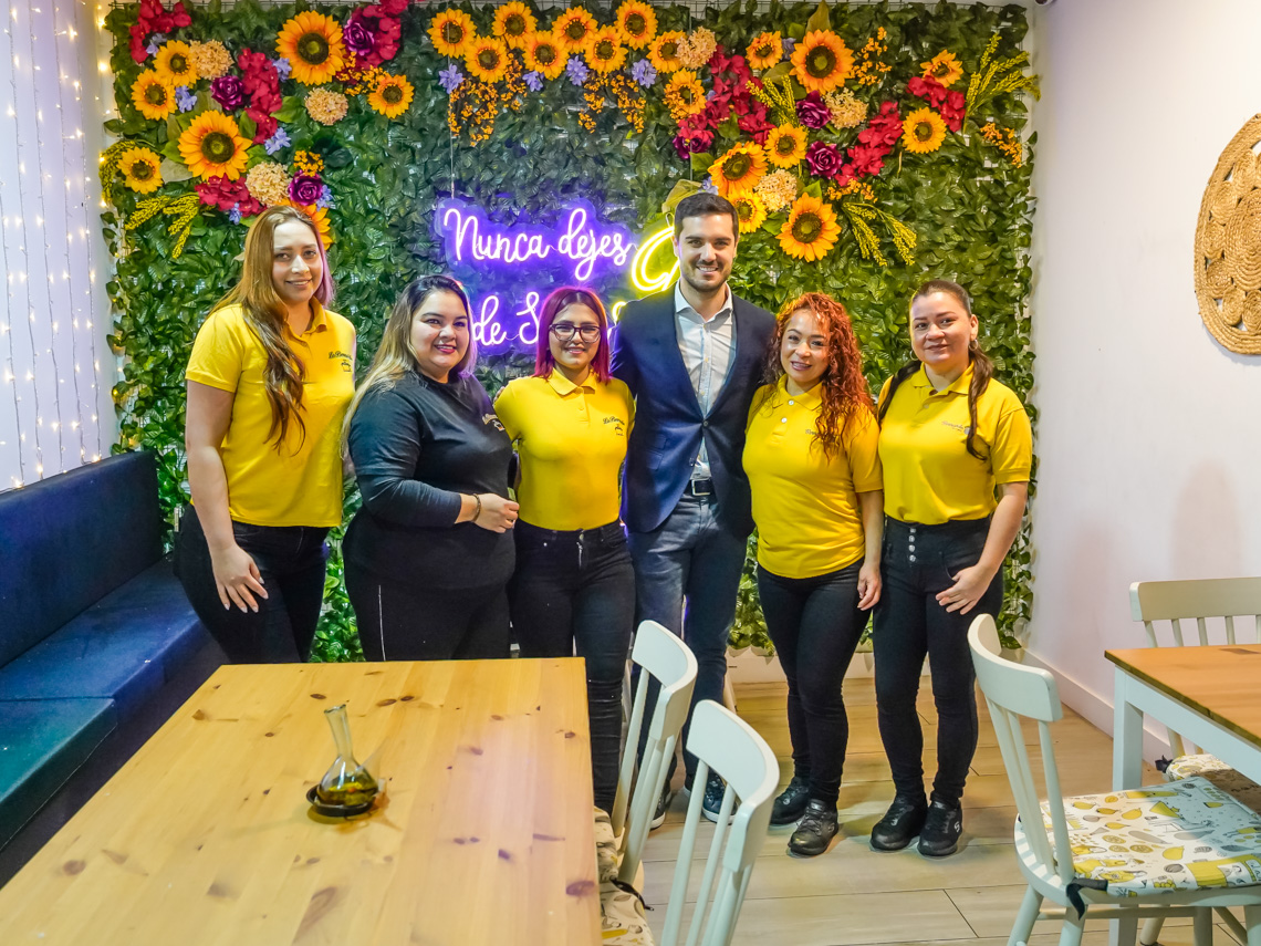 El alcalde, Alejandro Navarro, visitando el restaurante, junto a su gerente, Andrea Gil y su equipo de trabajadoras