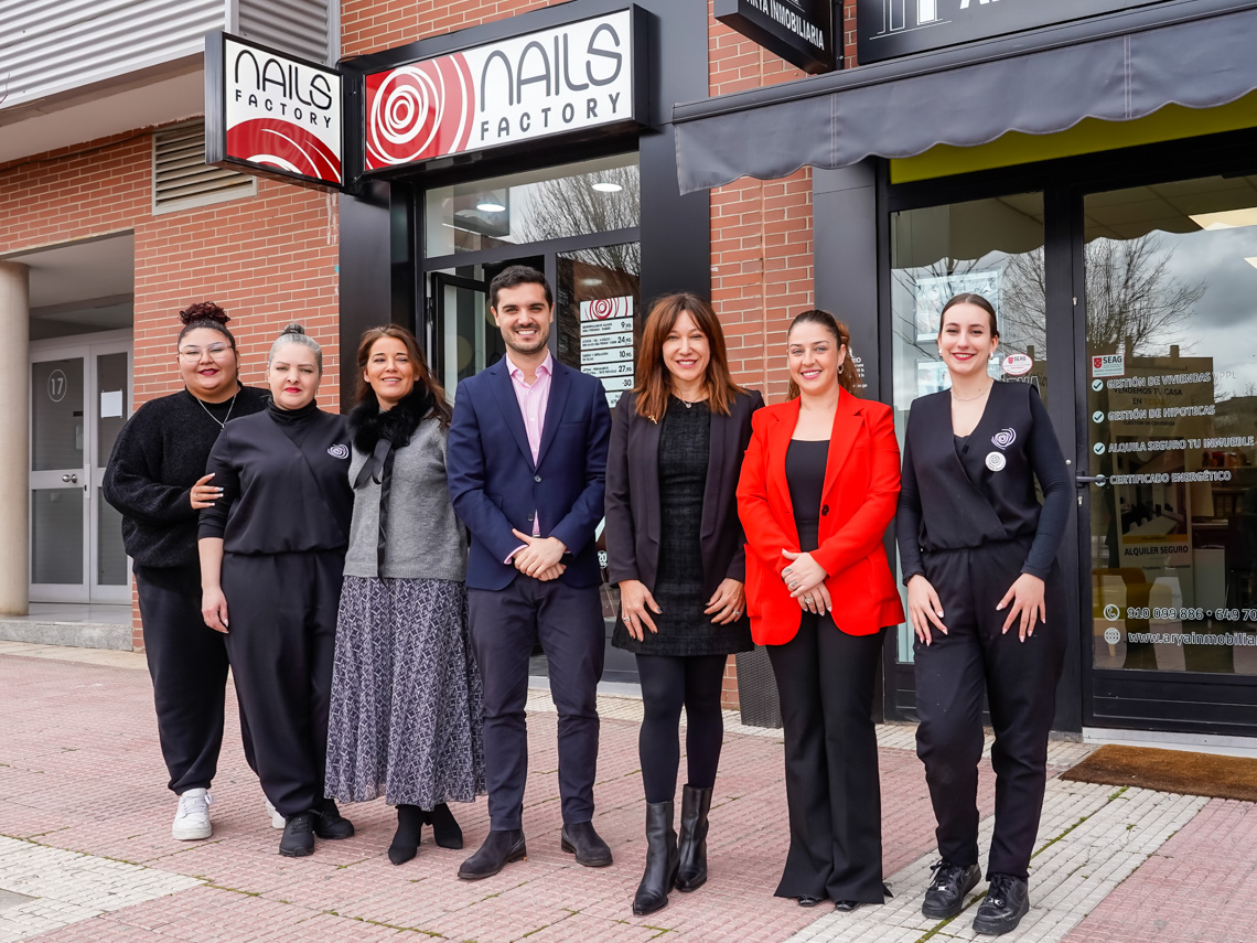 El alcalde, Alejandro Navarro, visitando Nails Factory, junto a Yolanda Beltrán CEO de la empresa, Yolanda Manzorro, gerente del centro de Torrejón y algunas de sus trabajadoras