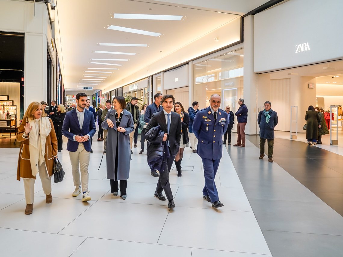 El alcalde, Alejandro Navarro Prieto, visitó el Centro Comercial Parque Corredor tras la reforma