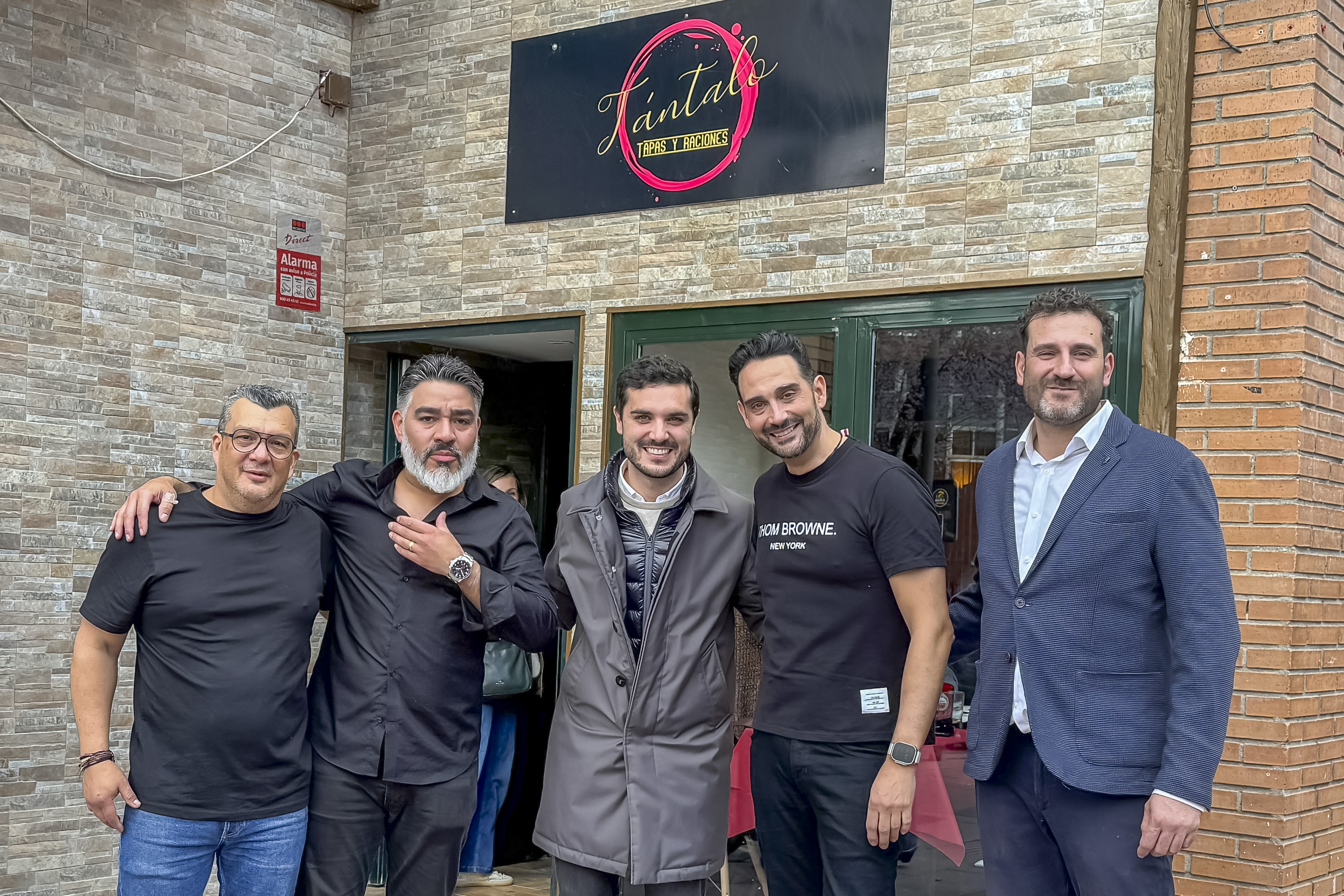 El alcalde, Alejandro Navarro, visitando Tántalo, junto a sus propietarios, Rafael Goncalves, Luis Manuel Ortega, Herbert Muñoz y David Núñez
