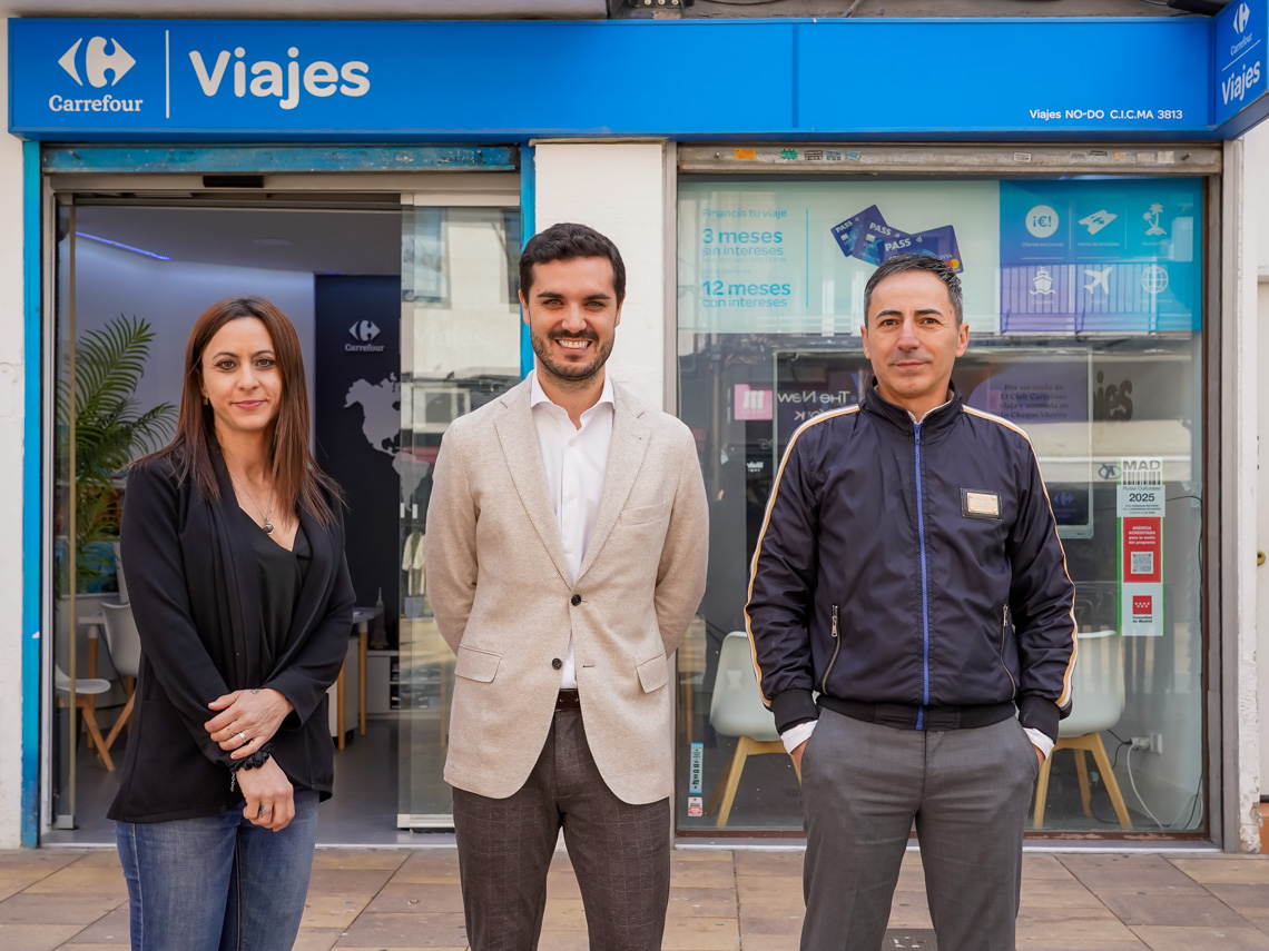 El alcalde, Alejandro Navarro, visitando Viajes Carrefour, junto a su gerente, Rafael Corpas y la empleada, Patricia Piñar