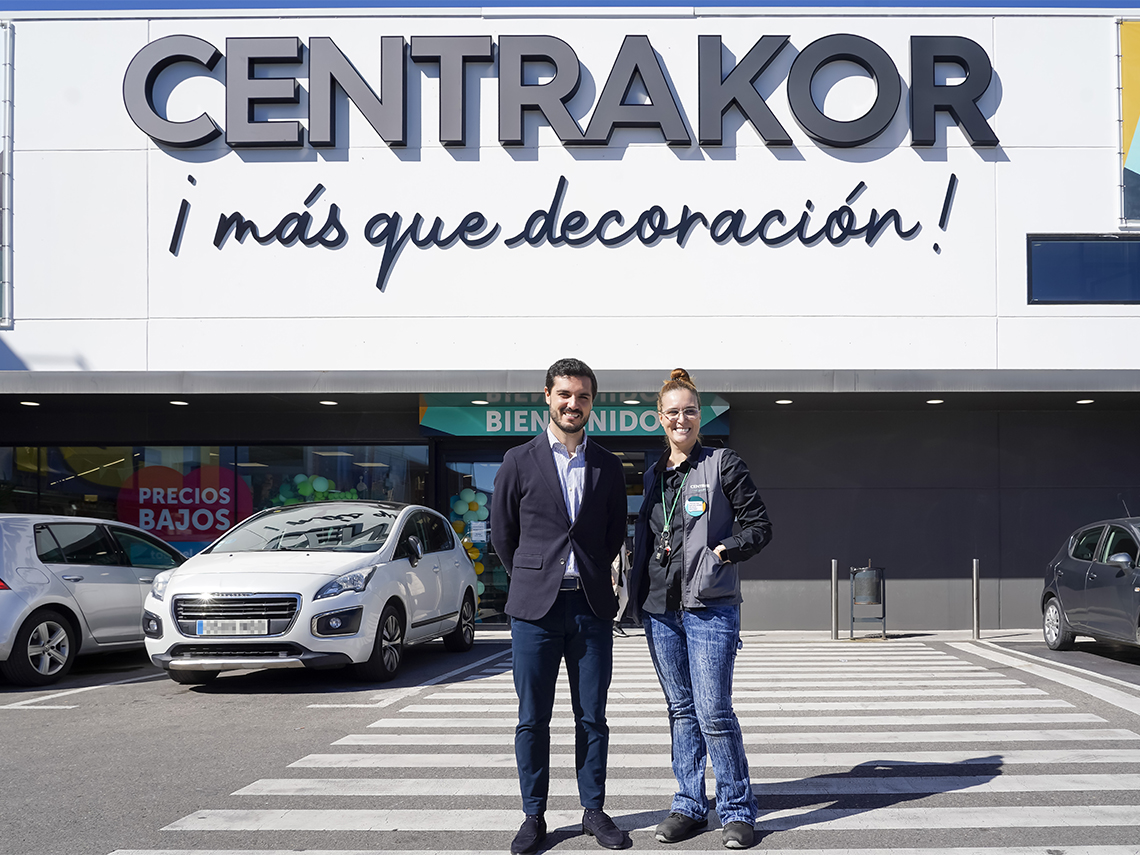 El alcalde, Alejandro Navarro, visitando Centrakor, junto a su gerente, Andrea Peñuela