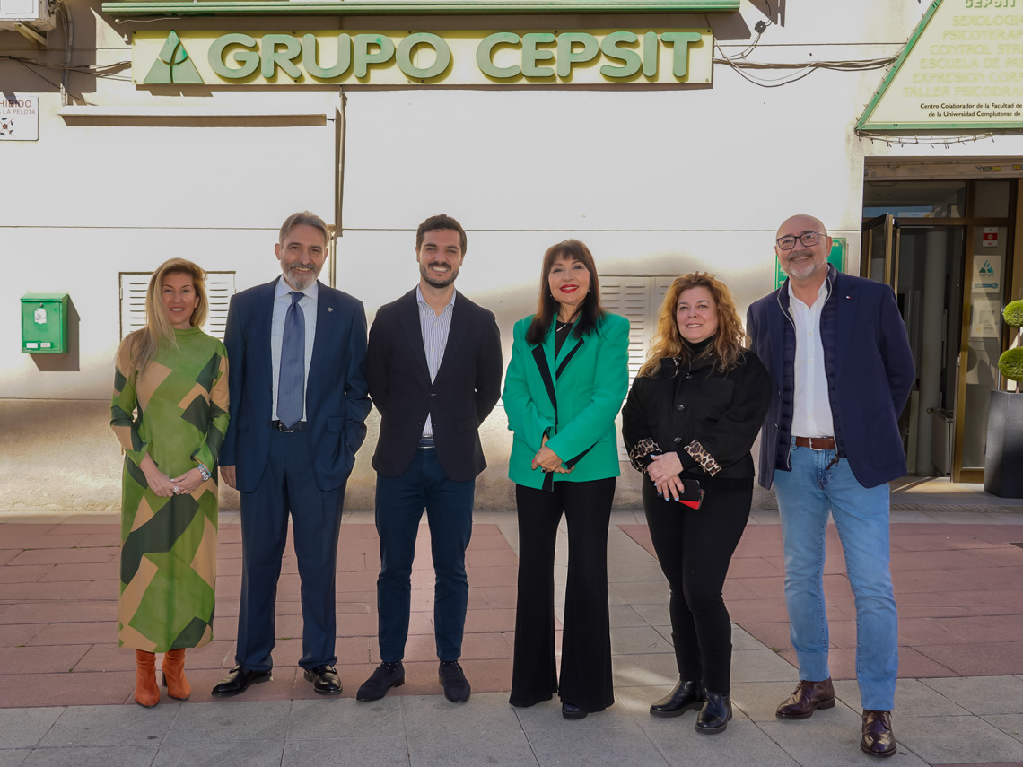 El alcalde, Alejandro Navarro, visitando Cepsit Psicólogos junto a sus gerentes, Mª del Carmen García y José Carlos Vázquez, y su equipo de profesionales