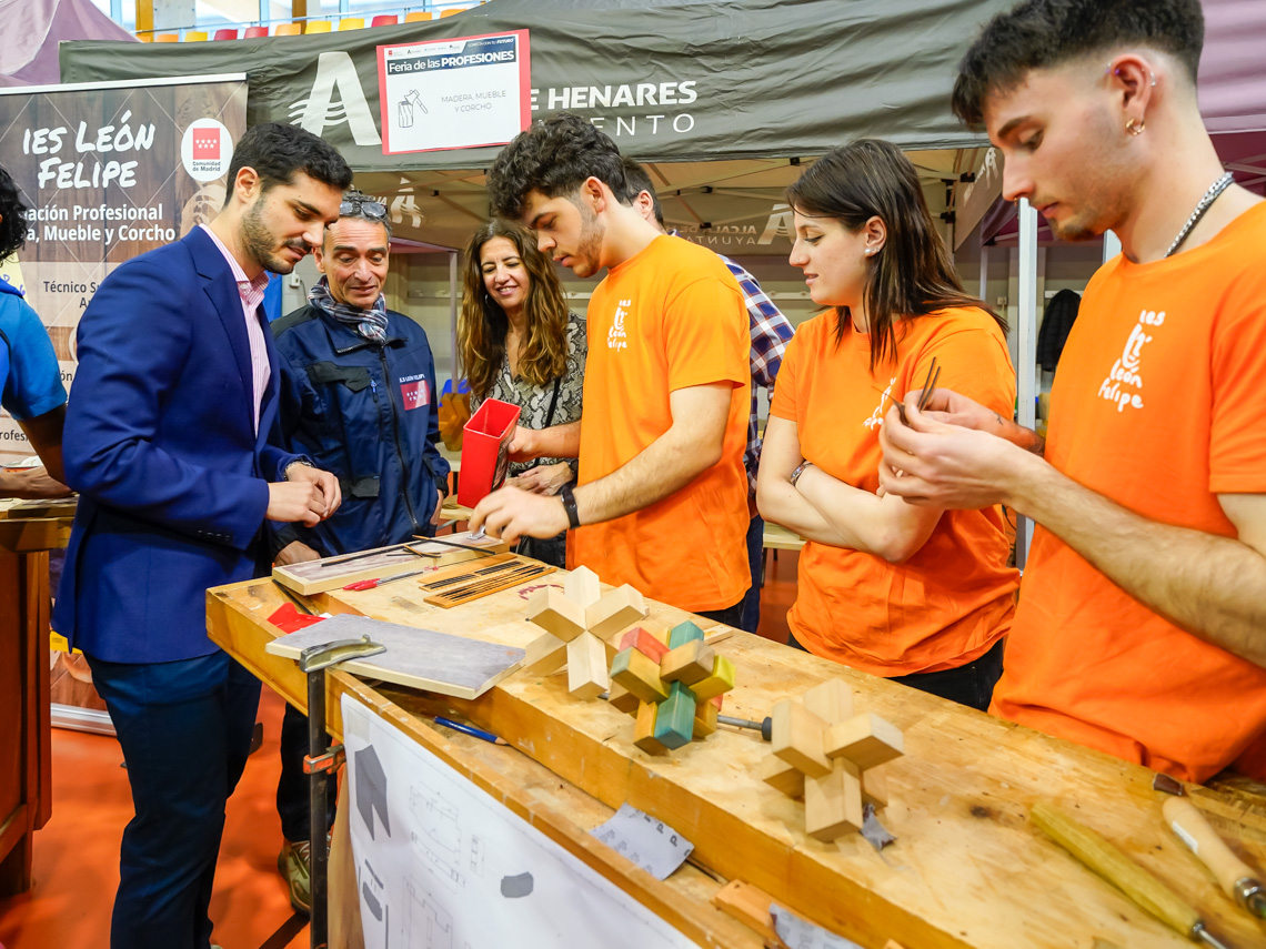 El alcalde, Alejandro Navarro con alumnos del IES León Felipe