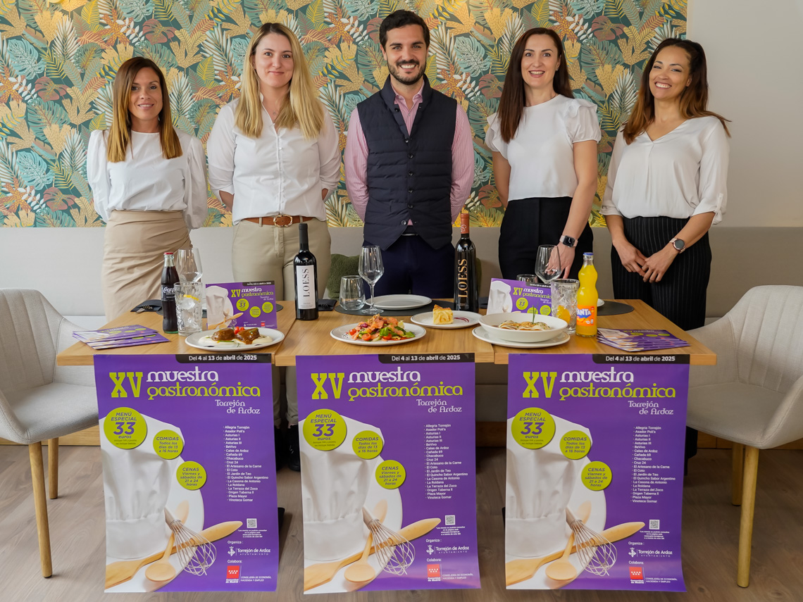 El regidor ha estado acompañado por la secretaria general de UNICEM, Carolina Santana, por Vanesa Calvo, de la Asociación de Comerciantes de la Zona Centro y las responsables del establecimiento donde se ha presentado el certamen