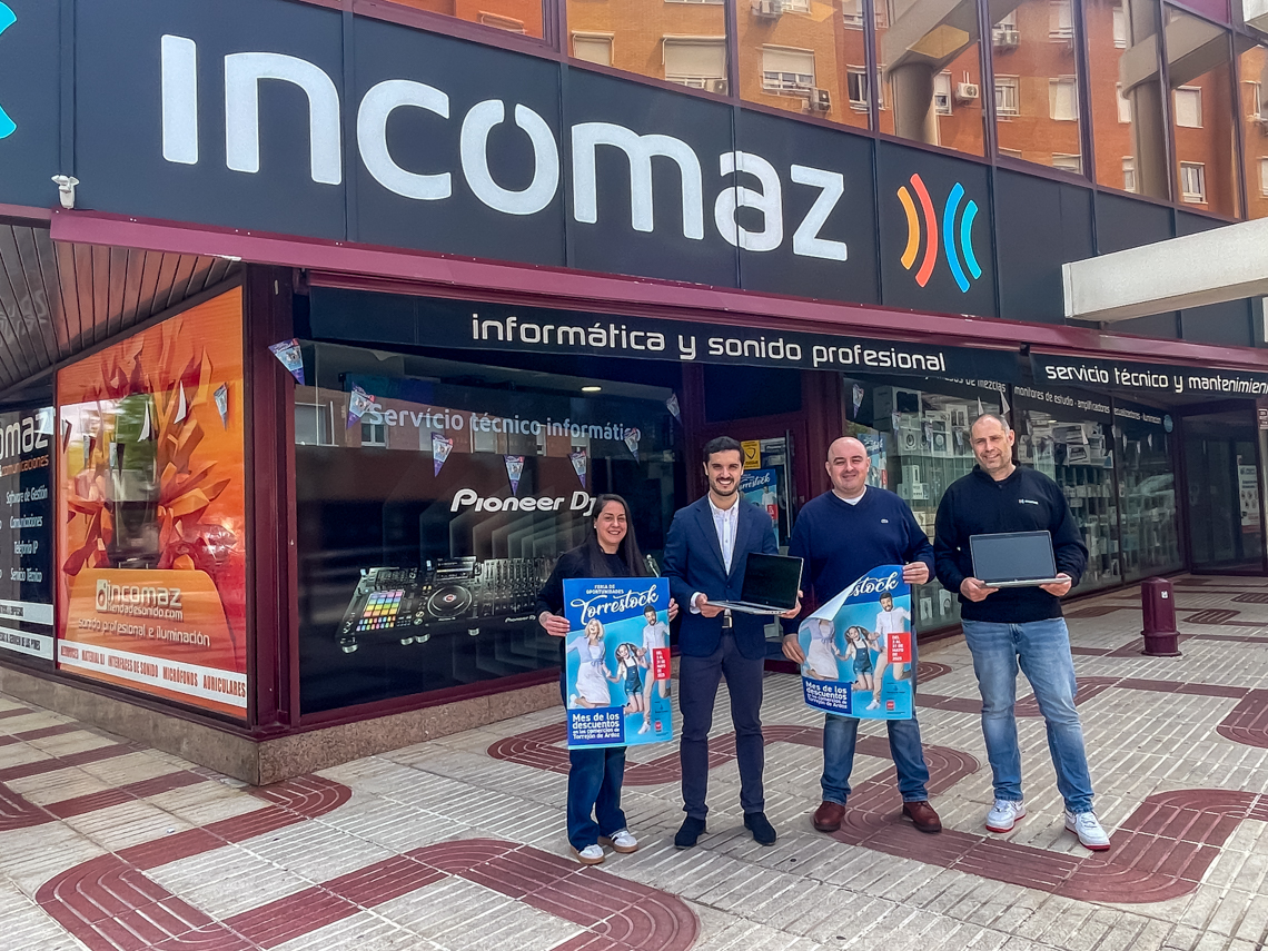 El alcalde, Alejandro Navarro Prieto, ha presentado esta iniciativa en favor del comercio local en  INCOMAZ, situado en el Centro Comercial El Círculo, junto a los representantes del establecimiento, Alfredo Zaragoza y Silvia Zaragoza y un empleado