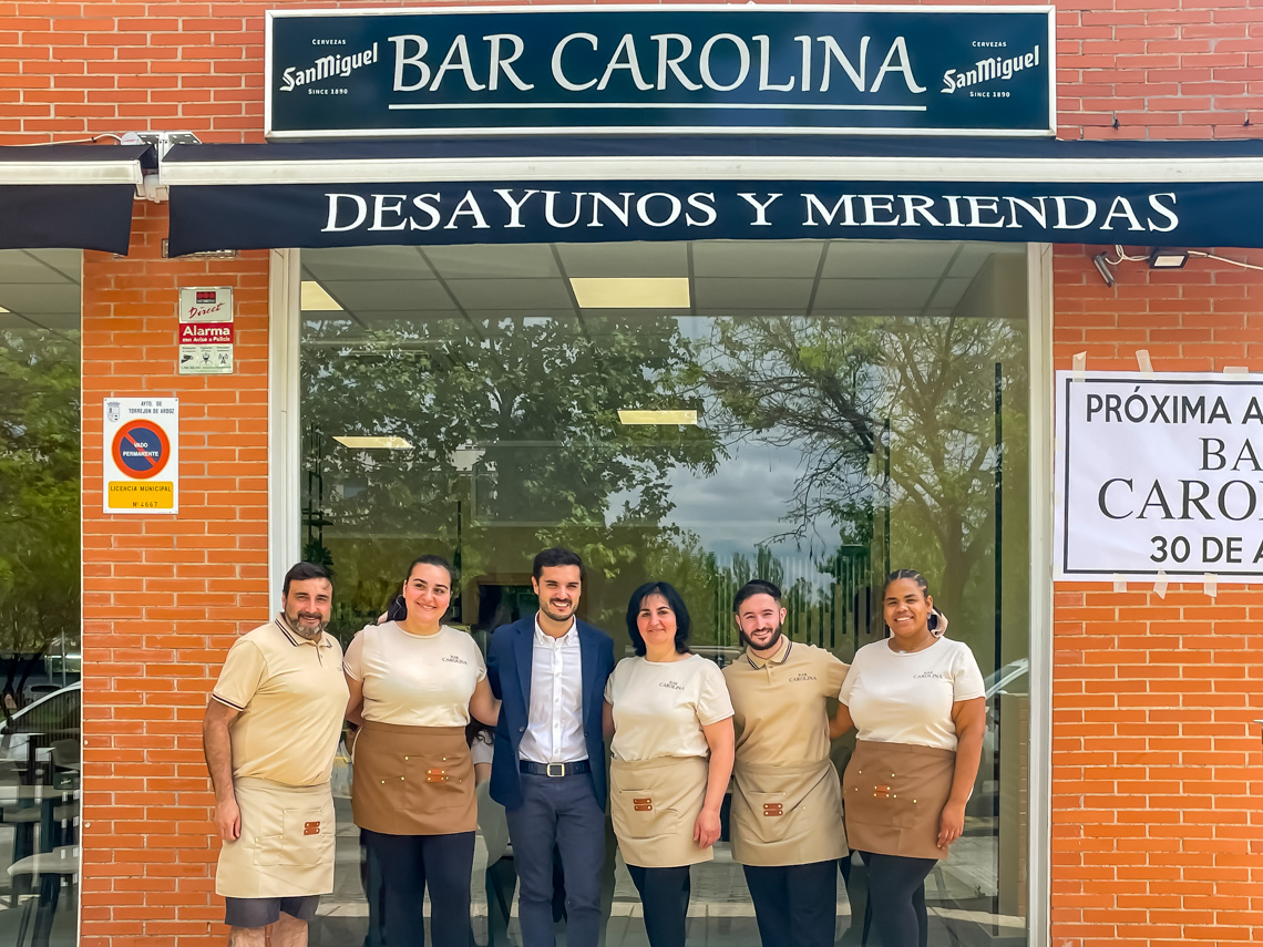 El alcalde, Alejandro Navarro, visitando el Bar Carolina, junto a sus gerentes, Zhora Chakhoyan, Carolina Chakhoyan y Armenuhi Chakhoyan y sus trabajadores 