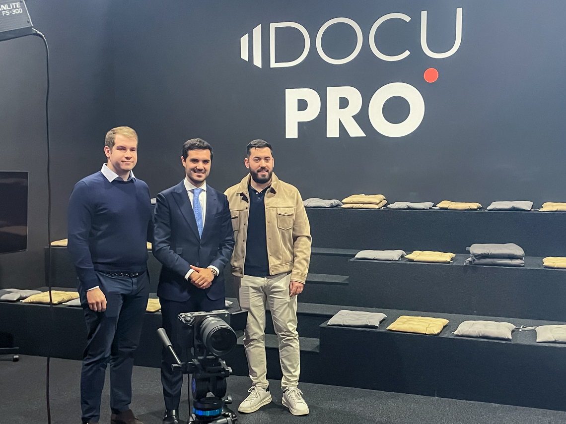 El alcalde, Alejandro Navarro, visitando Docupro, junto a sus gerentes, Adrián Rivillos y Martín Martínez