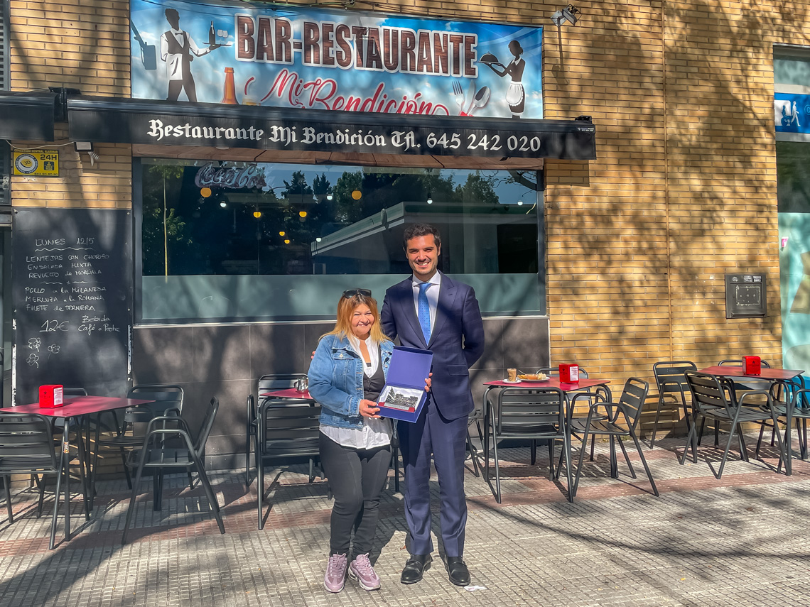 El alcalde, Alejandro Navarro, visitando el bar Mi Bendición, junto a su gerente, Carmen Maria Cedeño 