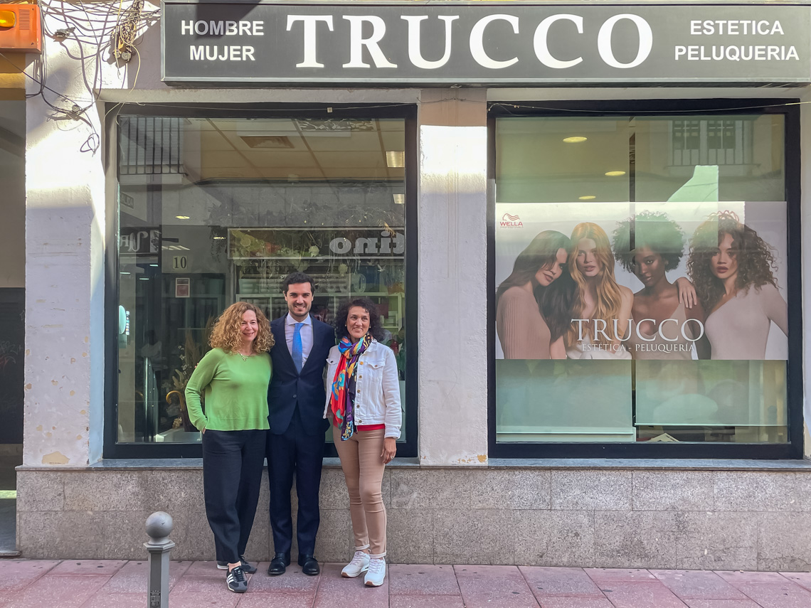 El alcalde, Alejandro Navarro, visitando Trucco, junto a sus propietarias, Pili Juan y Elena García