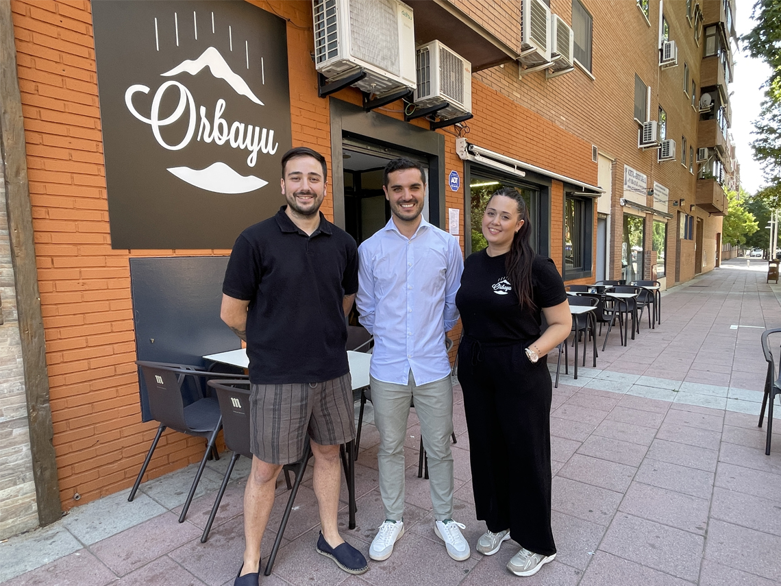 El alcalde, Alejandro Navarro, visitando Orbayu, junto a sus gerentes, Aser y Sara 