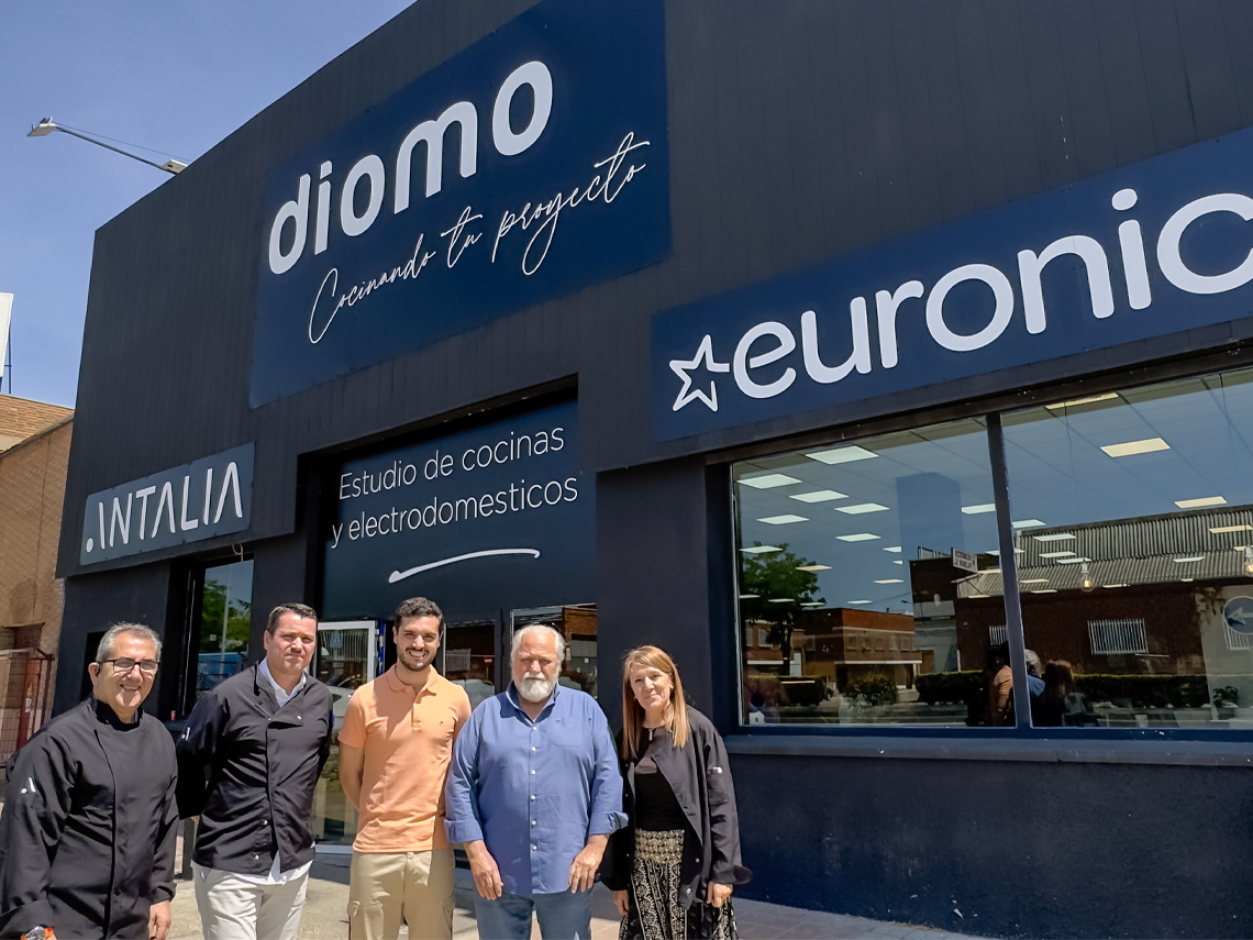 El alcalde, Alejandro Navarro, junto a José Blázquez, asesor comercial, César Blázquez, director comercial, Fernando Pertierra, director de proyectos y Belén Alejo, diseñadora técnica en el Estudio de cocinas DIOMO Torrejón