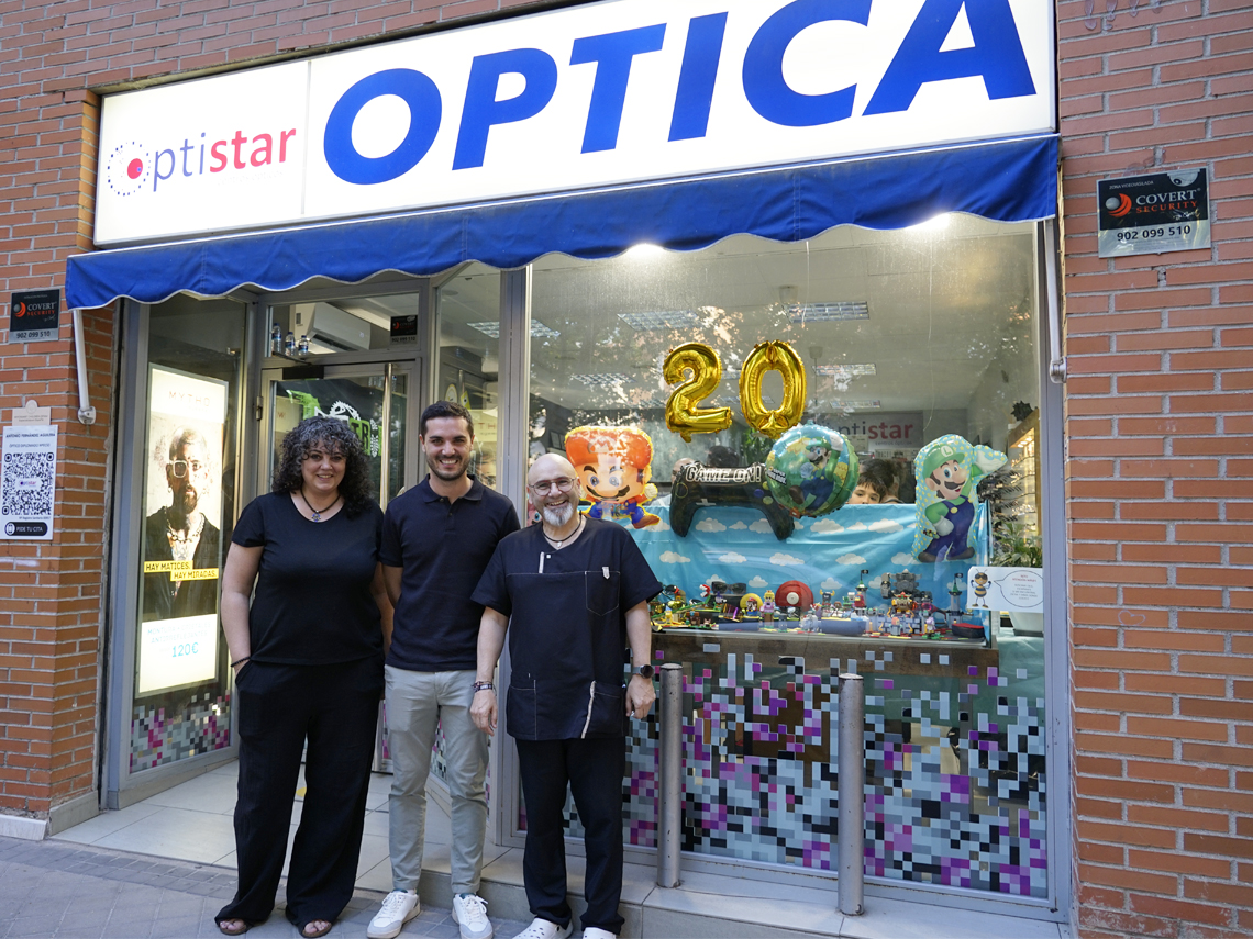 El alcalde, Alejandro Navarro, visitando Optistar, junto a su gerente, Antonio Fernández, y la empleada del centro, Eva María Miguel 