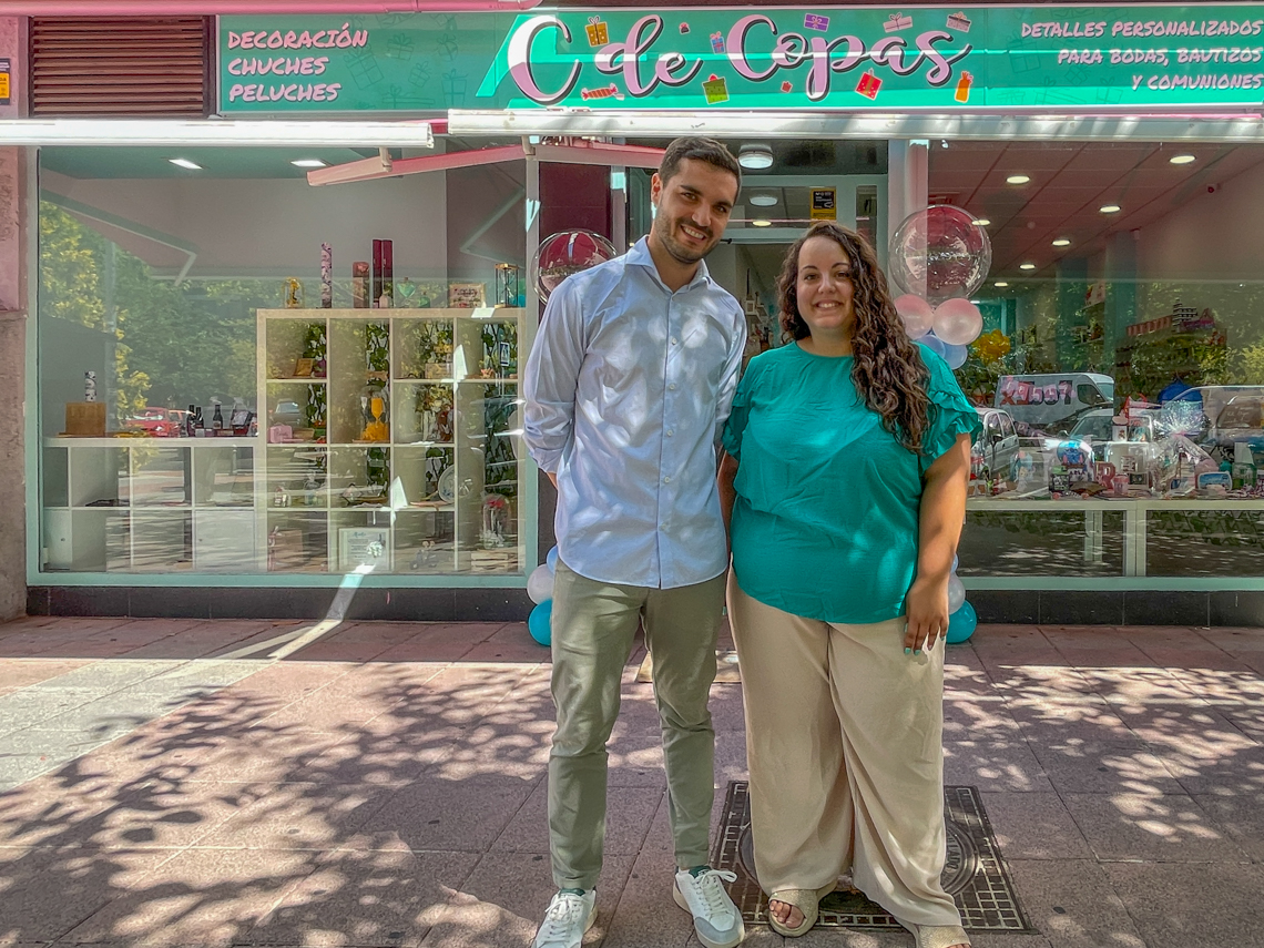 El alcalde, Alejandro Navarro, junto a Rocío López, gerente del establecimiento C de Copas 