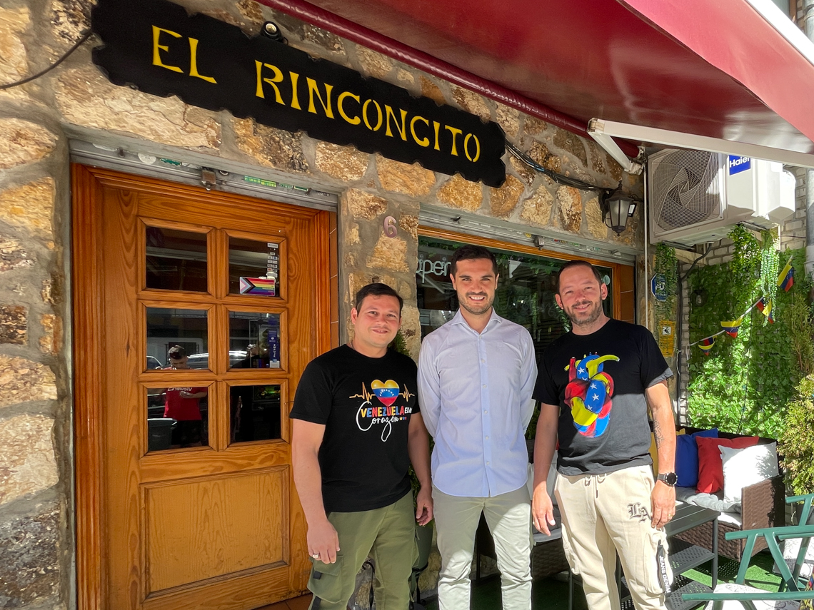 El alcalde, Alejandro Navarro, junto a Henry Jose Barroso Rincón y Raymo Reynaldo Boscan