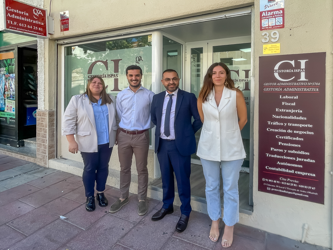 El alcalde, Alejandro Navarro, junto a Claudiu Ispas y dos de las trabajadoras de la gestoría