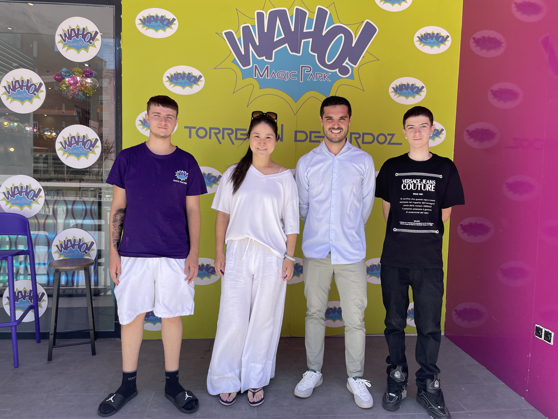 El alcalde, Alejandro Navarro, con los responsables de Magic Waho Park