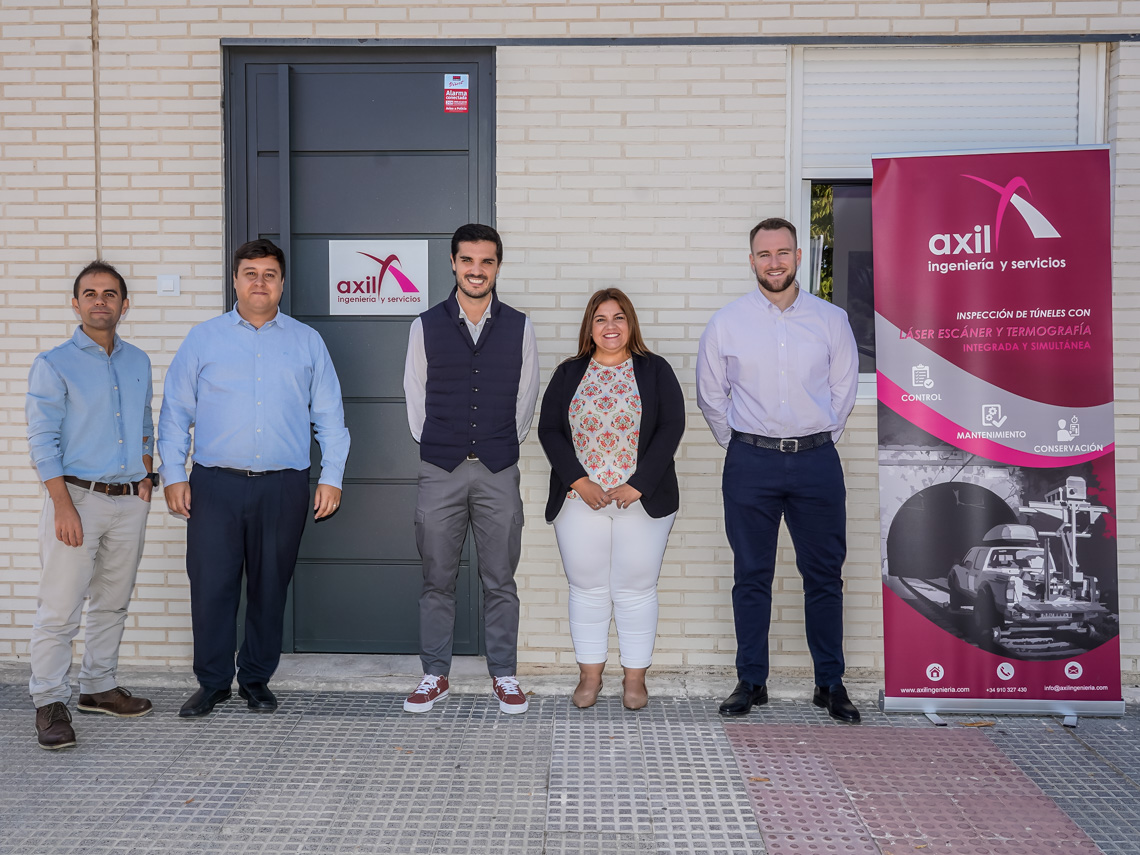 El alcalde, Alejandro Navarro Prieto, y el concejal de Urbanismo, Vivienda y Juventud, Víctor Miranda, visitando Axil junto a los responsables de las áreas de Digitalización y Consultoría, Fernando Lozano Morgado y Alberto Pérez de la Cruz, y Beatriz García-Morales, del departamento de Administración 