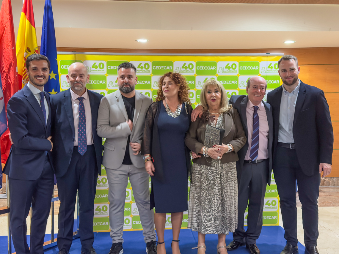 El alcalde, Alejandro Navarro Prieto, y el concejal de Urbanismo, Vivienda y Juventud, Víctor Miranda, visitando CEDECAR, junto a su fundador, José Luís Torres, el actual director, José Luís Torres (hijo) y otros representantes de la empresa