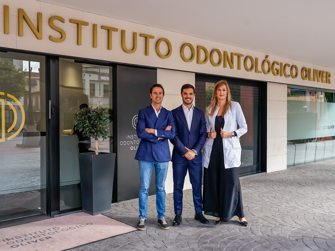 El alcalde, Alejandro Navarro Prieto visitando el Instituto Odontológico Oliver, junto a sus gerentes, Alberto Diaz Oliver y Eva Cobo