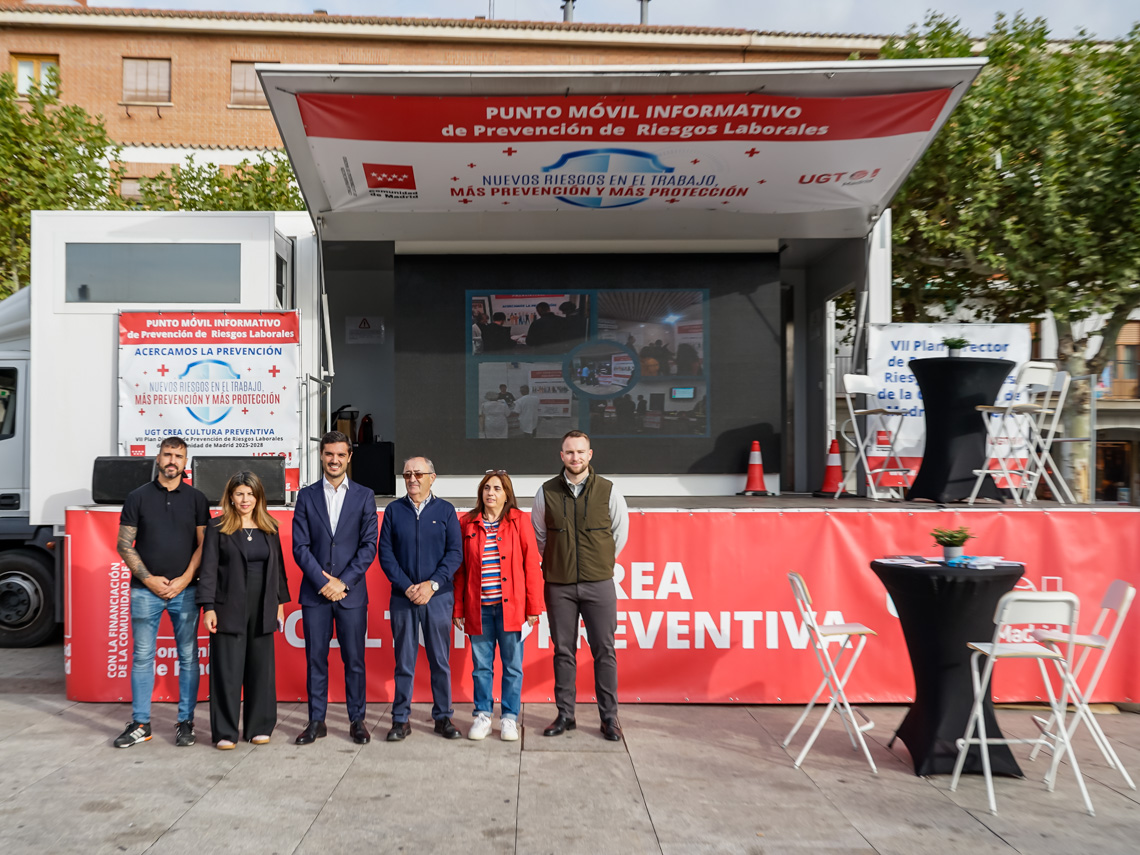 El alcalde, Alejandro Navarro Prieto, y el concejal de Urbanismo, Vivienda y Juventud, Víctor Miranda, acompañados por Jesús La Roda, secretario general de la Unión Comarcal Este y otros representantes de la campaña, visitando el autobús de UGT-Madrid