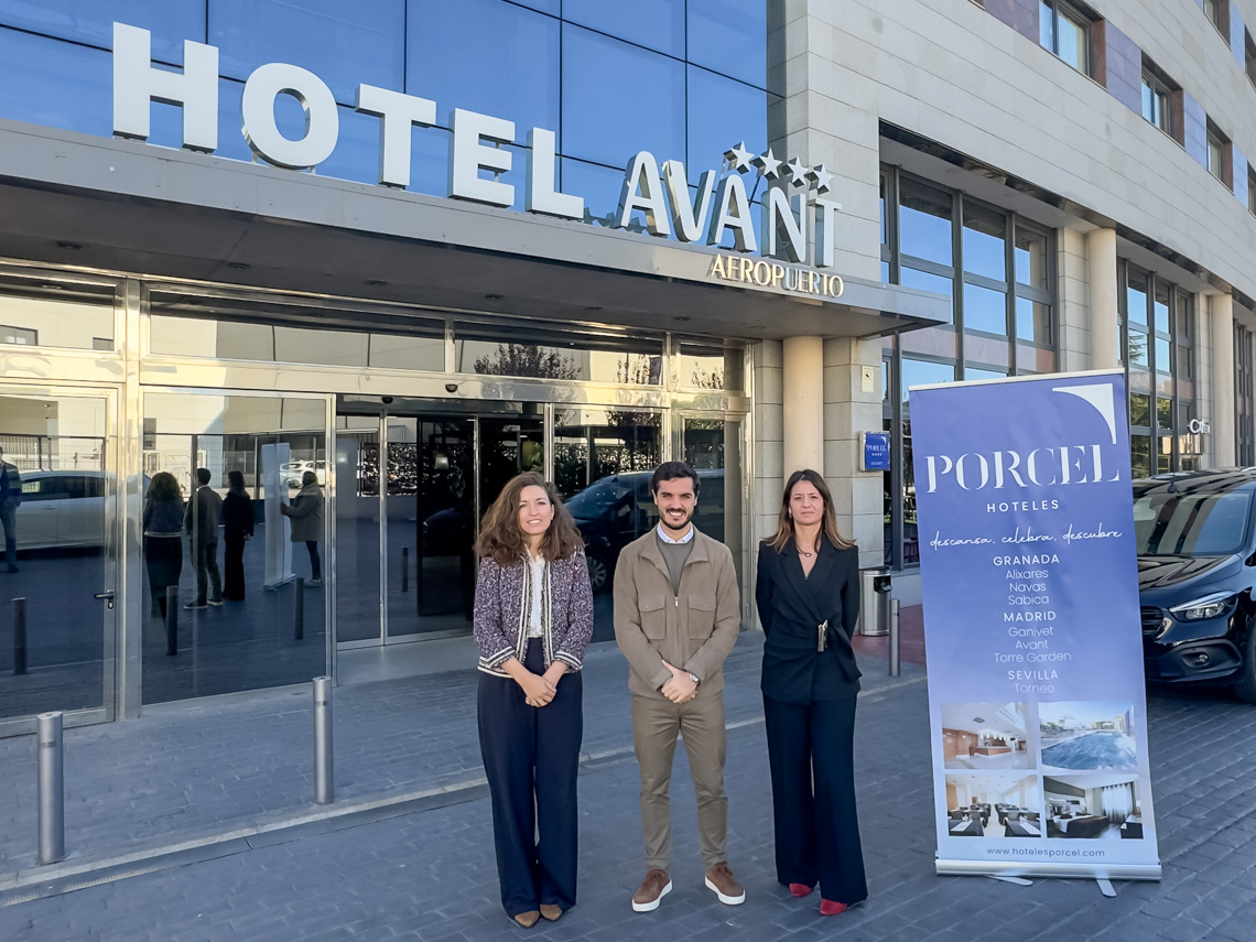 El alcalde, Alejandro Navarro, visitando el Hotel Porcel Avant, junto a Isabel Clements, tercera generación de la Familia Porcel, y su directora, Margarita Romero